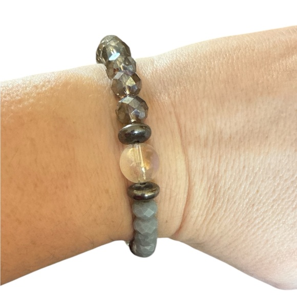 Fashion Jewelry Jewelry - ✨ 3/$15 ✨ Gray & White Beaded Stretchy Bracelet